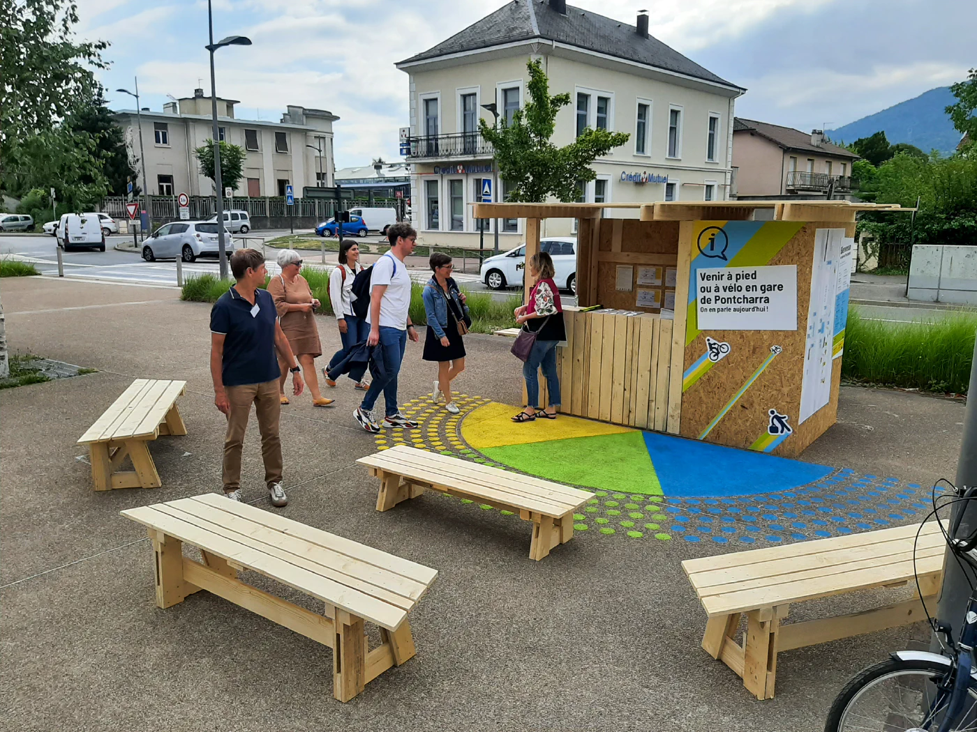 Borne d'accueil des usagers sur le parvis de la Gares